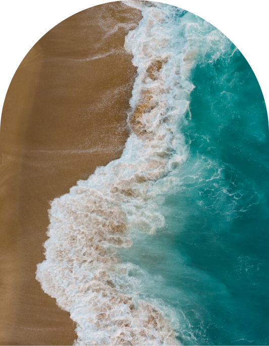 Olas de mar en la orilla de la playa vistas desde toma aeres